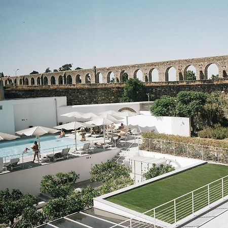 Hotel M'Ar De Ar Aqueduto Évora Exteriér fotografie The pool at the Hotel Grande Bretagne