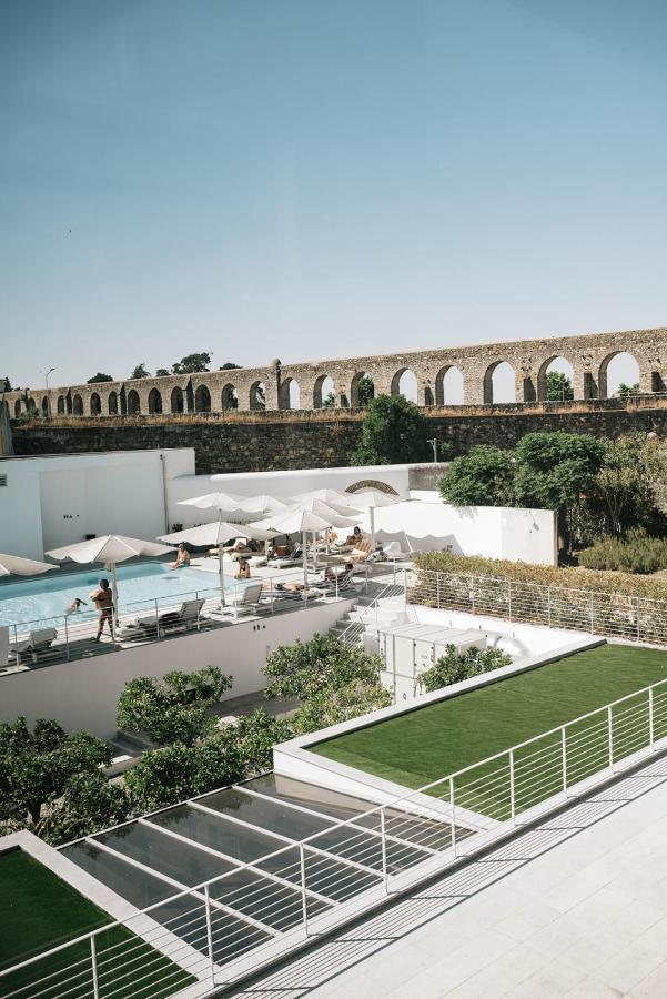 Hotel M'Ar De Ar Aqueduto Évora Exteriér fotografie The pool at the Hotel Grande Bretagne