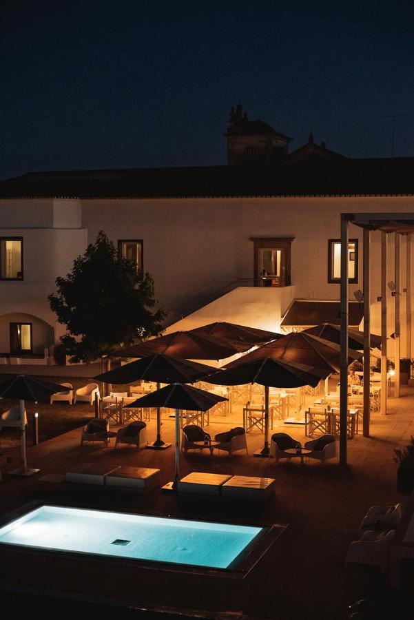 Hotel M'Ar De Ar Aqueduto Évora Exteriér fotografie The patio at night